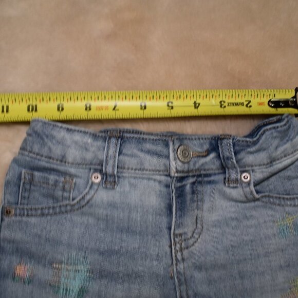 2 Pairs of Girls Denim Cut Off Shorts Size 4/5 - Picture 4 of 11